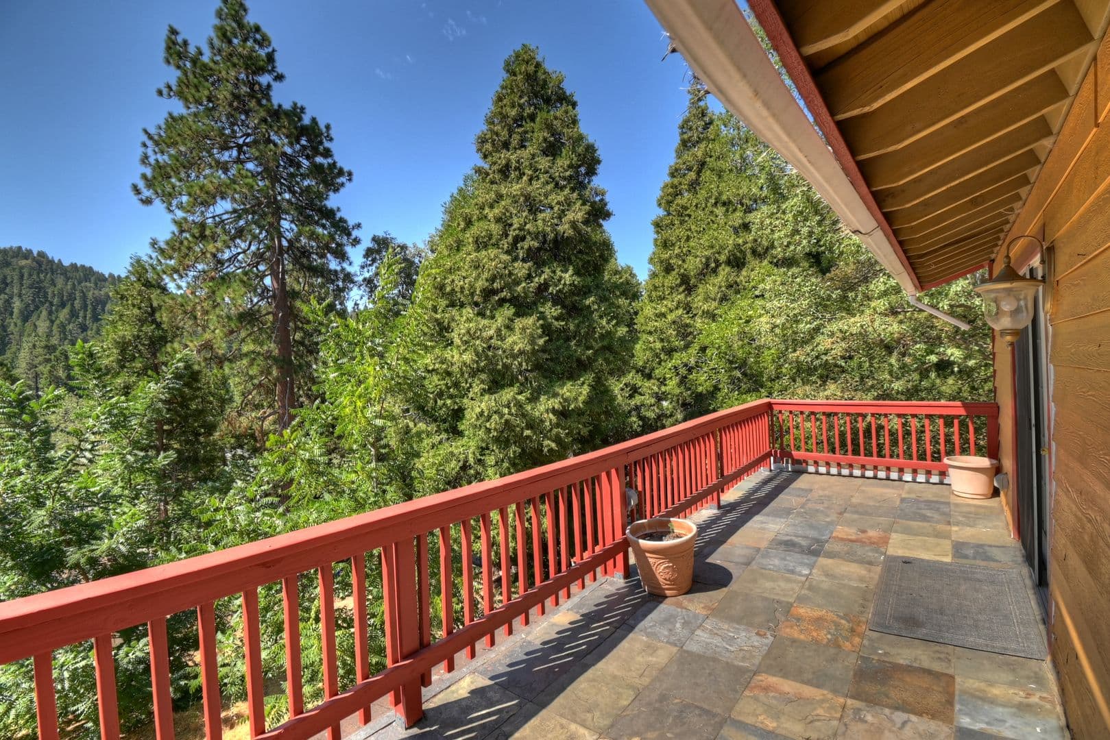 Crestline House: 495 Zuger Ct