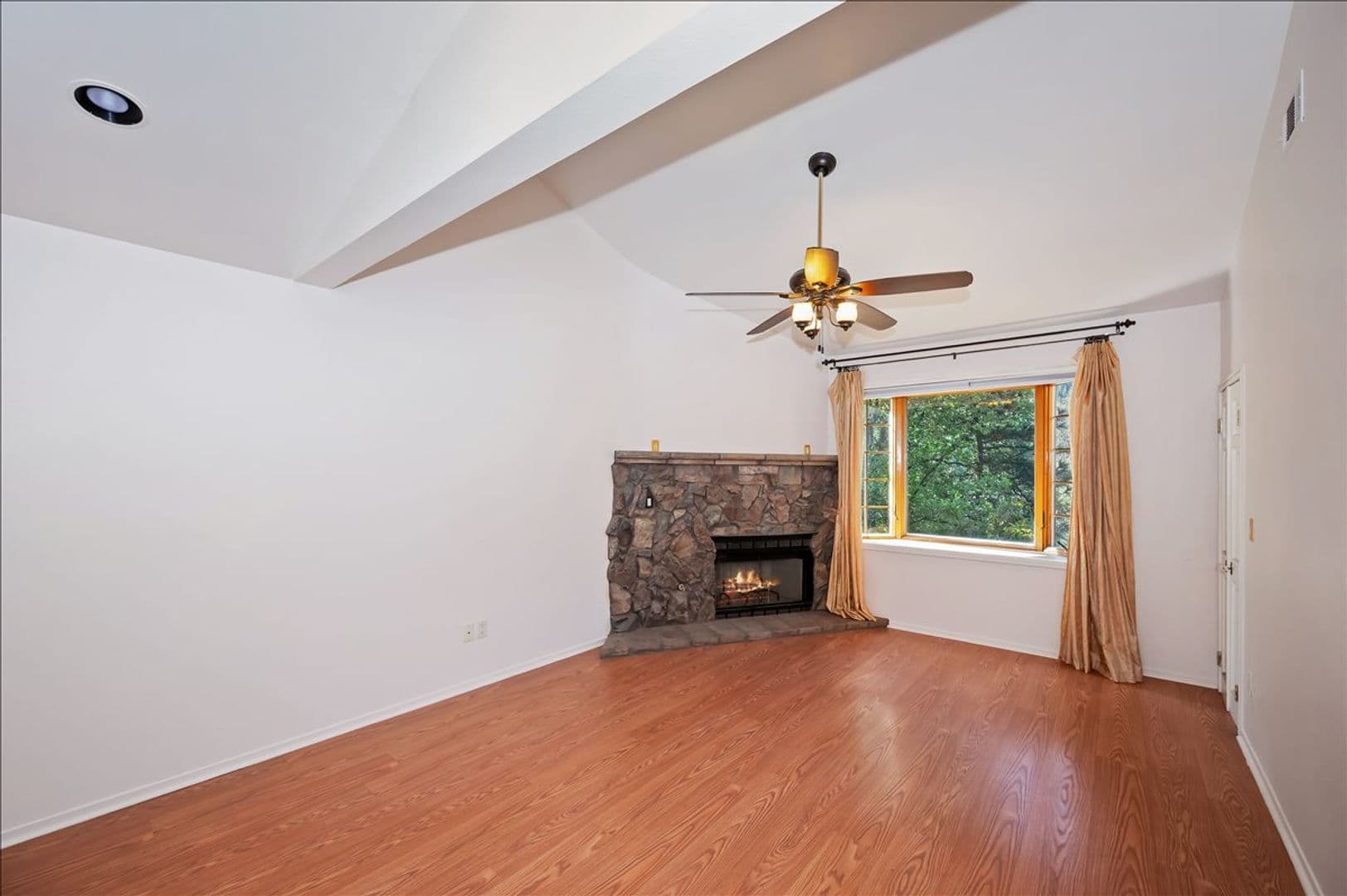 Crestline House: 495 Zuger Ct