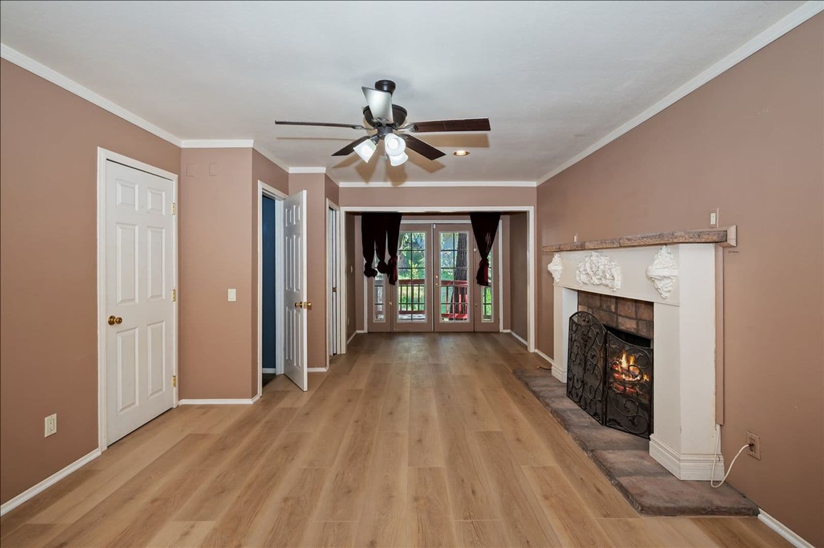 Crestline House: 495 Zuger Ct