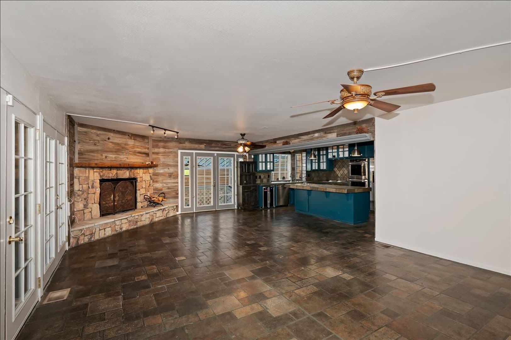 Crestline House: 495 Zuger Ct
