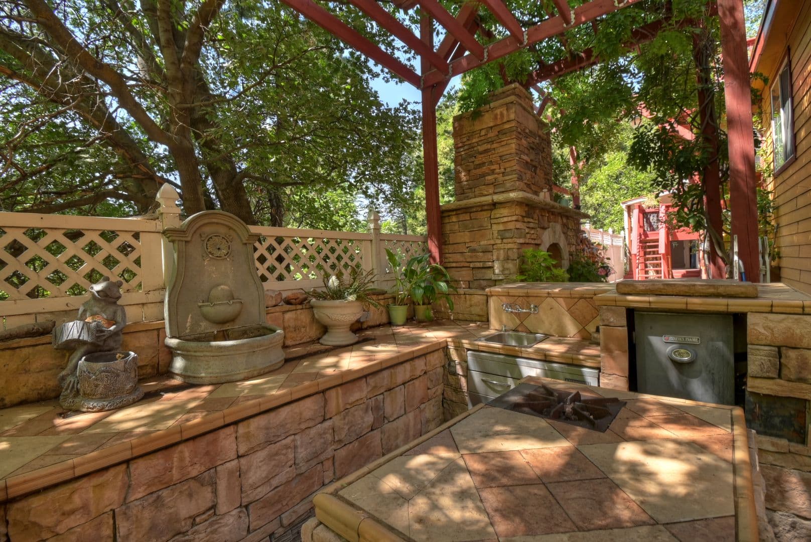 Crestline House: 495 Zuger Ct