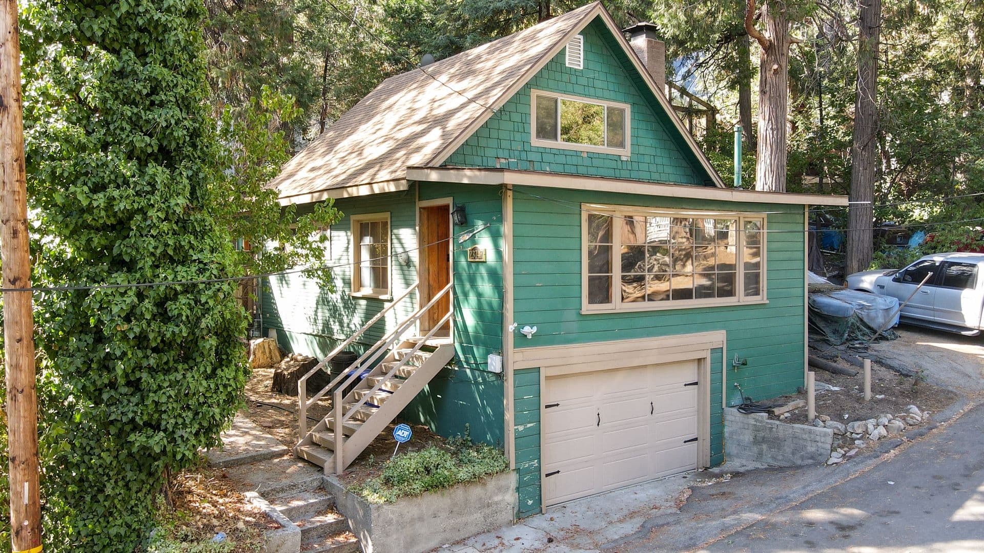Crestline House: 23747 Shady Ln