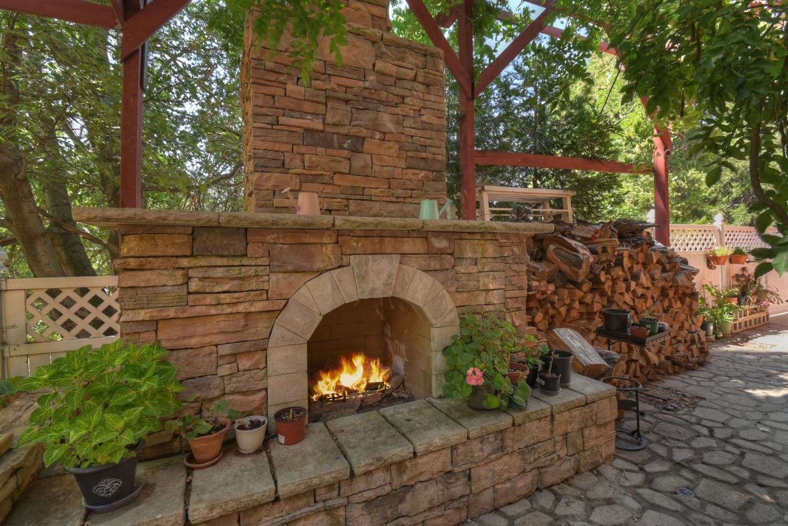 Crestline House: 495 Zuger Ct