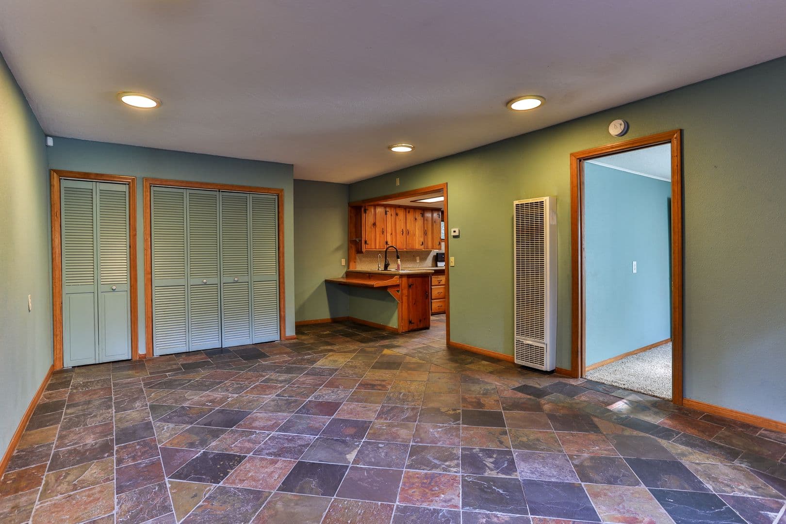 Crestline House: 23747 Shady Ln