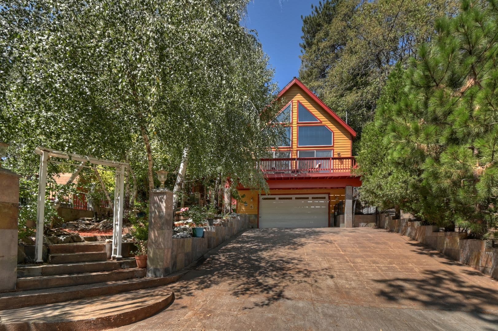 Crestline House: 495 Zuger Ct