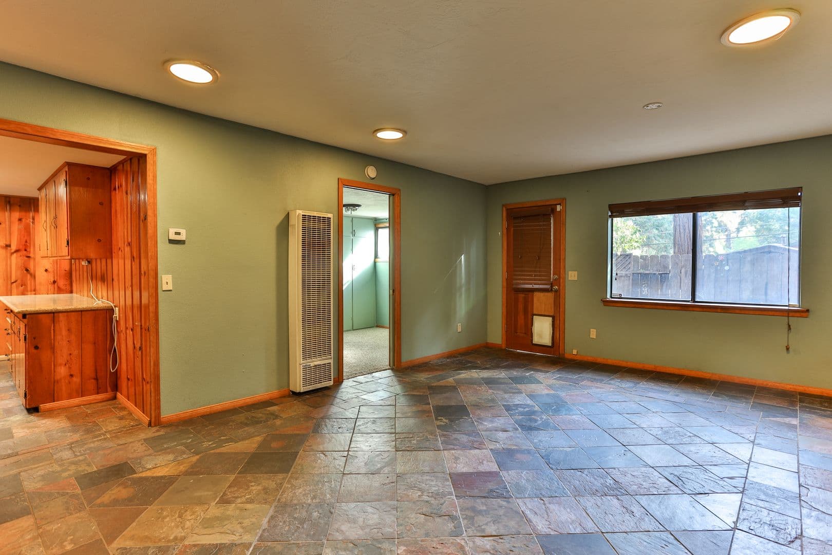 Crestline House: 23747 Shady Ln