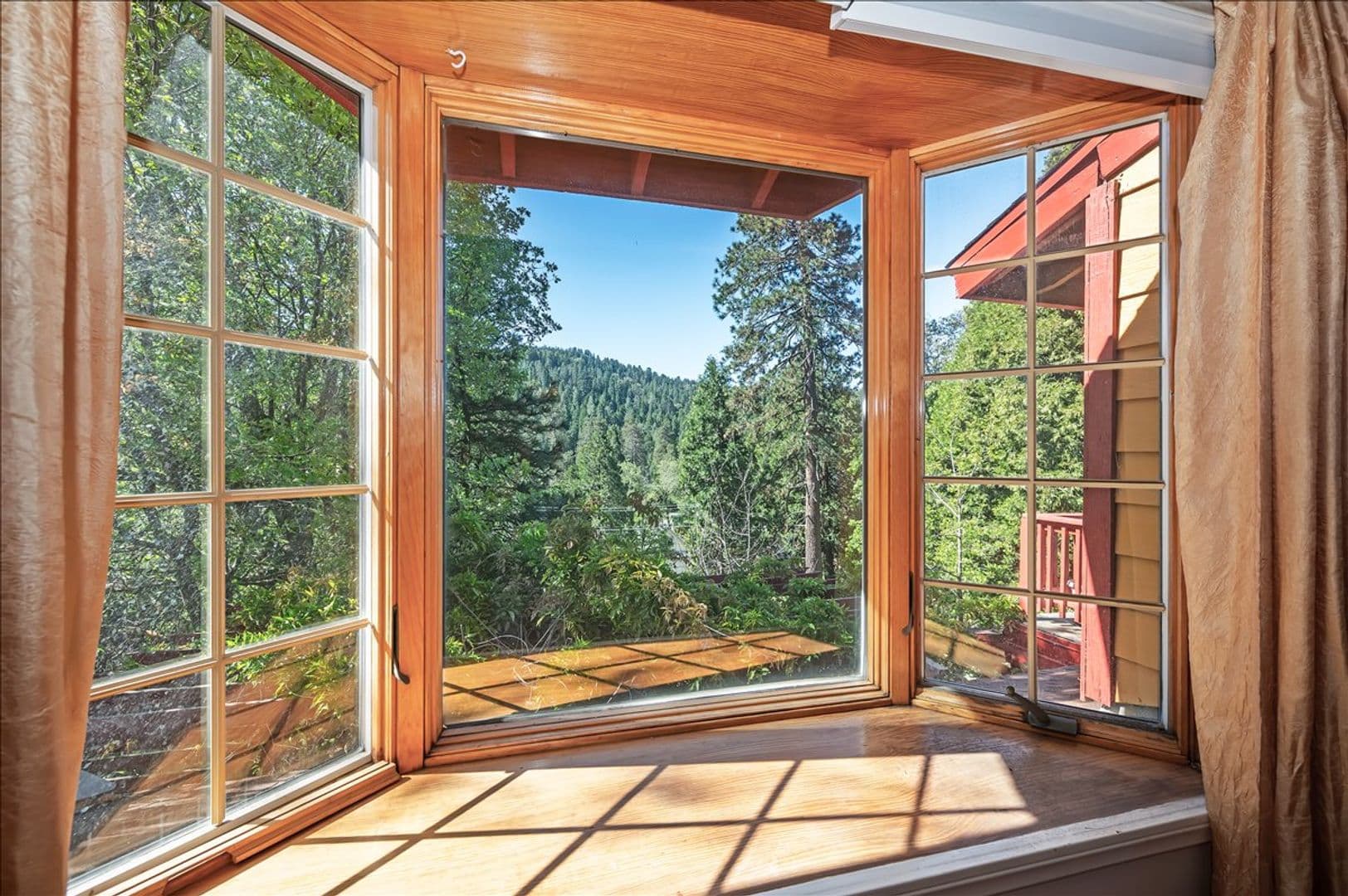 Crestline House: 495 Zuger Ct