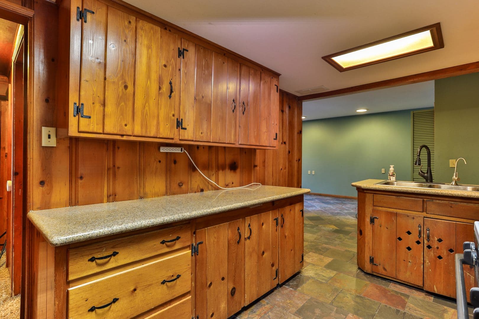 Crestline House: 23747 Shady Ln