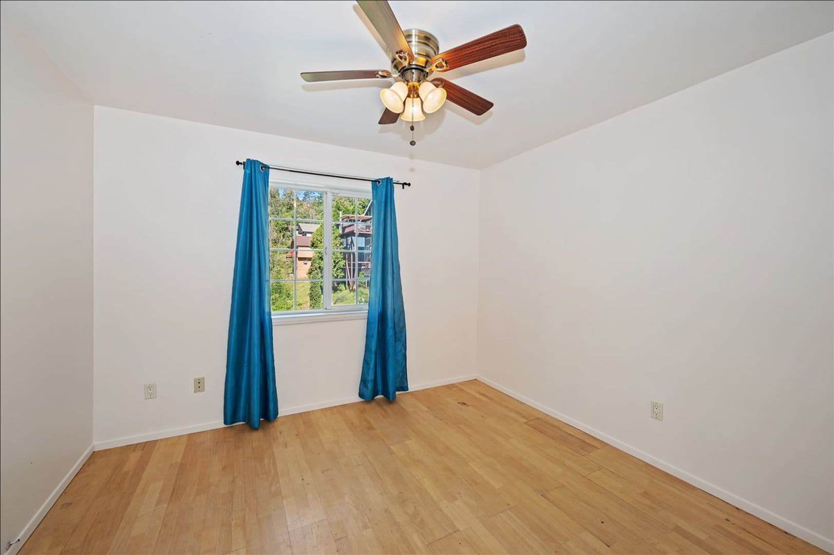 Crestline House: 495 Zuger Ct