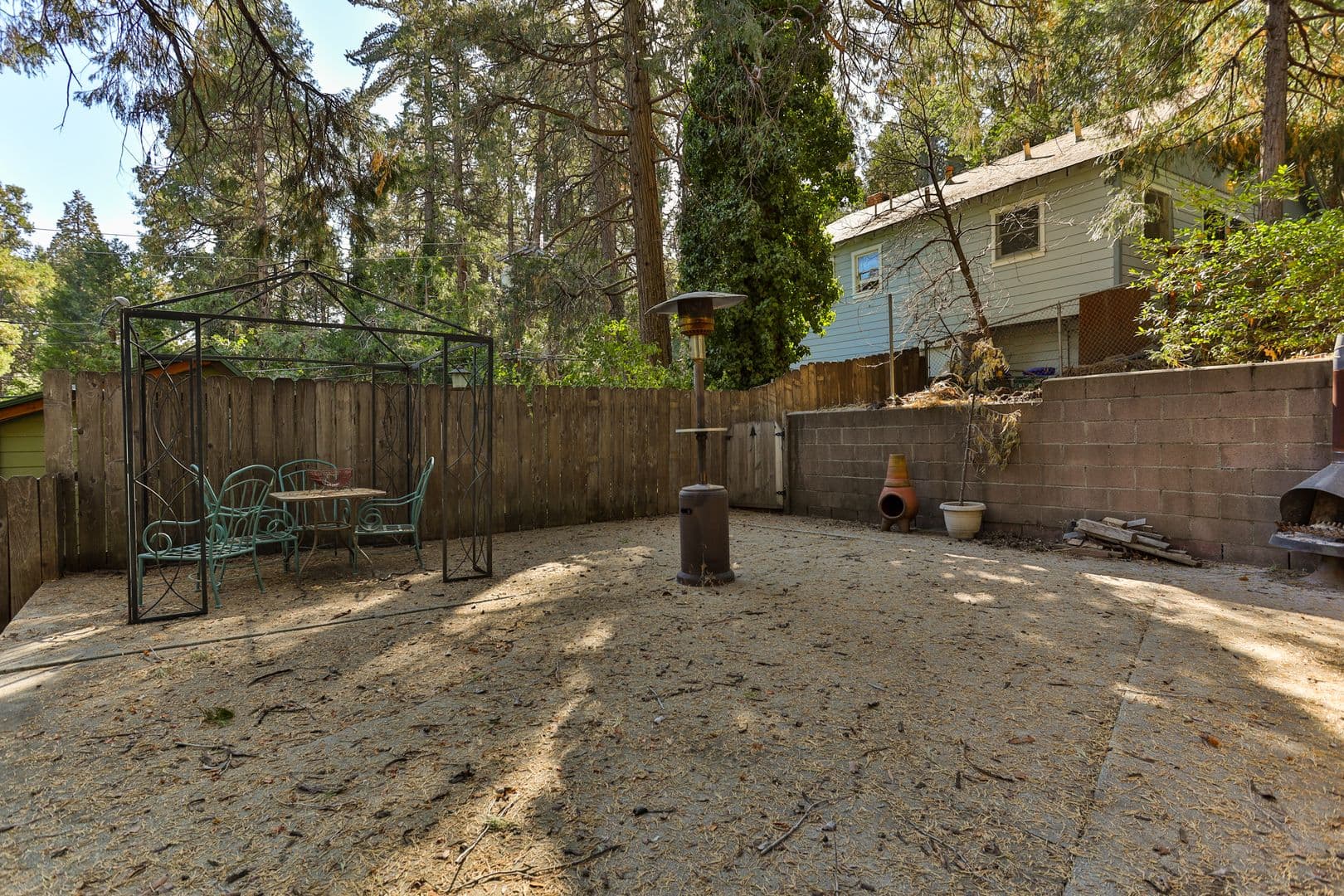 Crestline House: 23747 Shady Ln