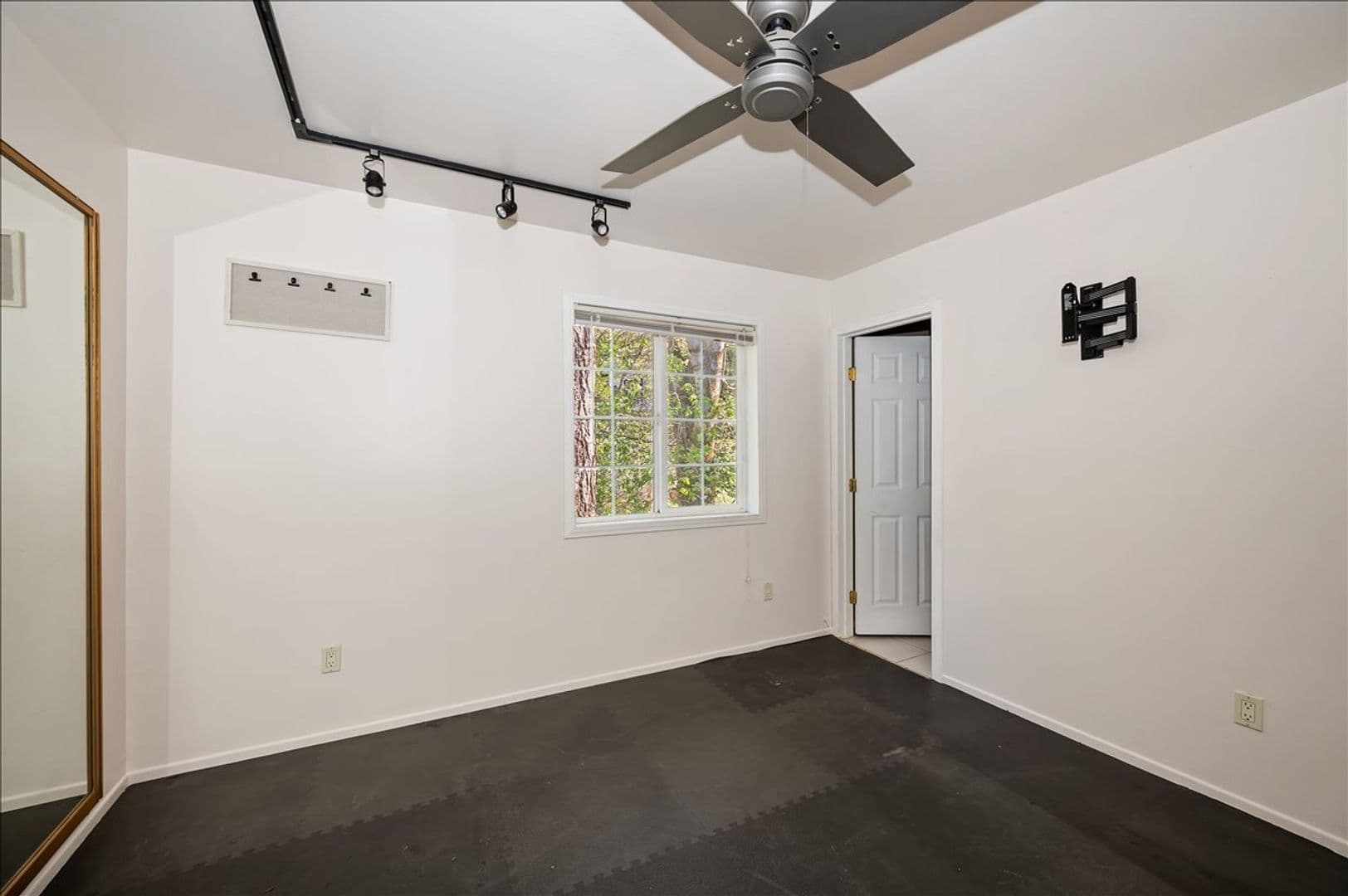Crestline House: 495 Zuger Ct