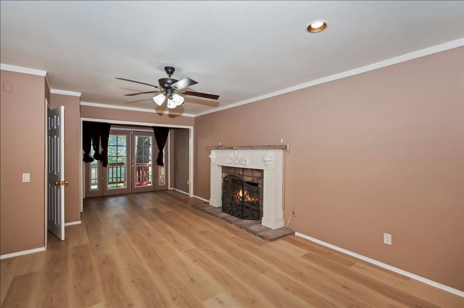 Crestline House: 495 Zuger Ct