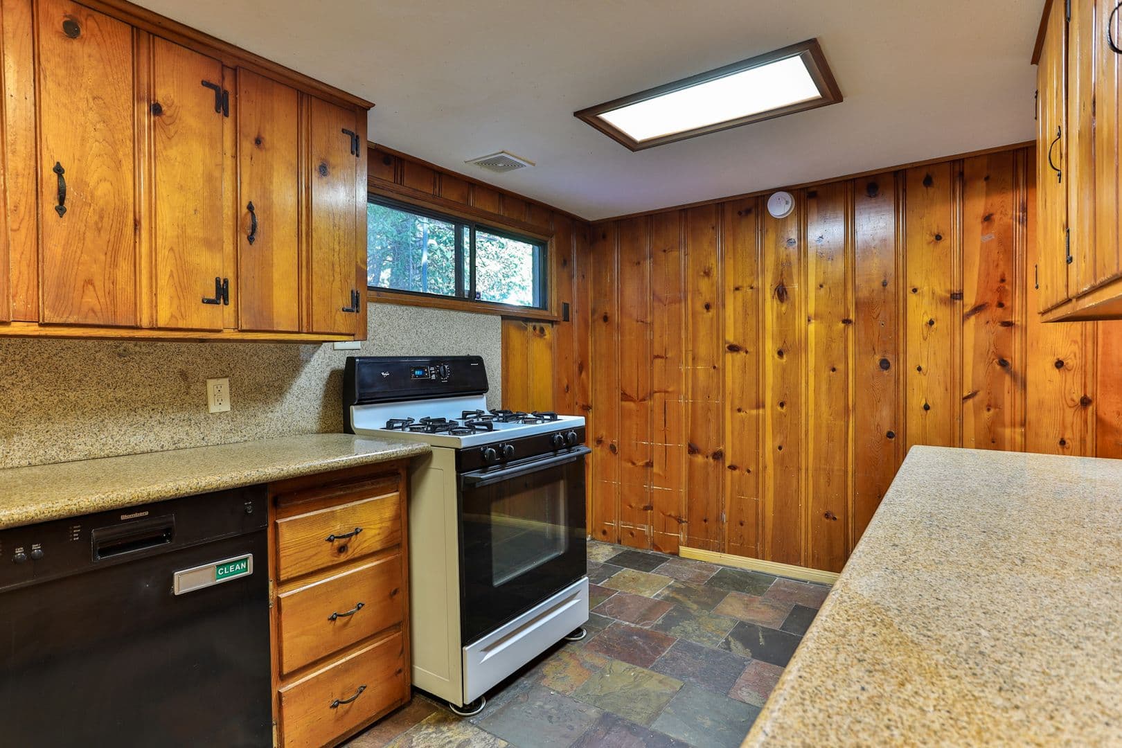Crestline House: 23747 Shady Ln