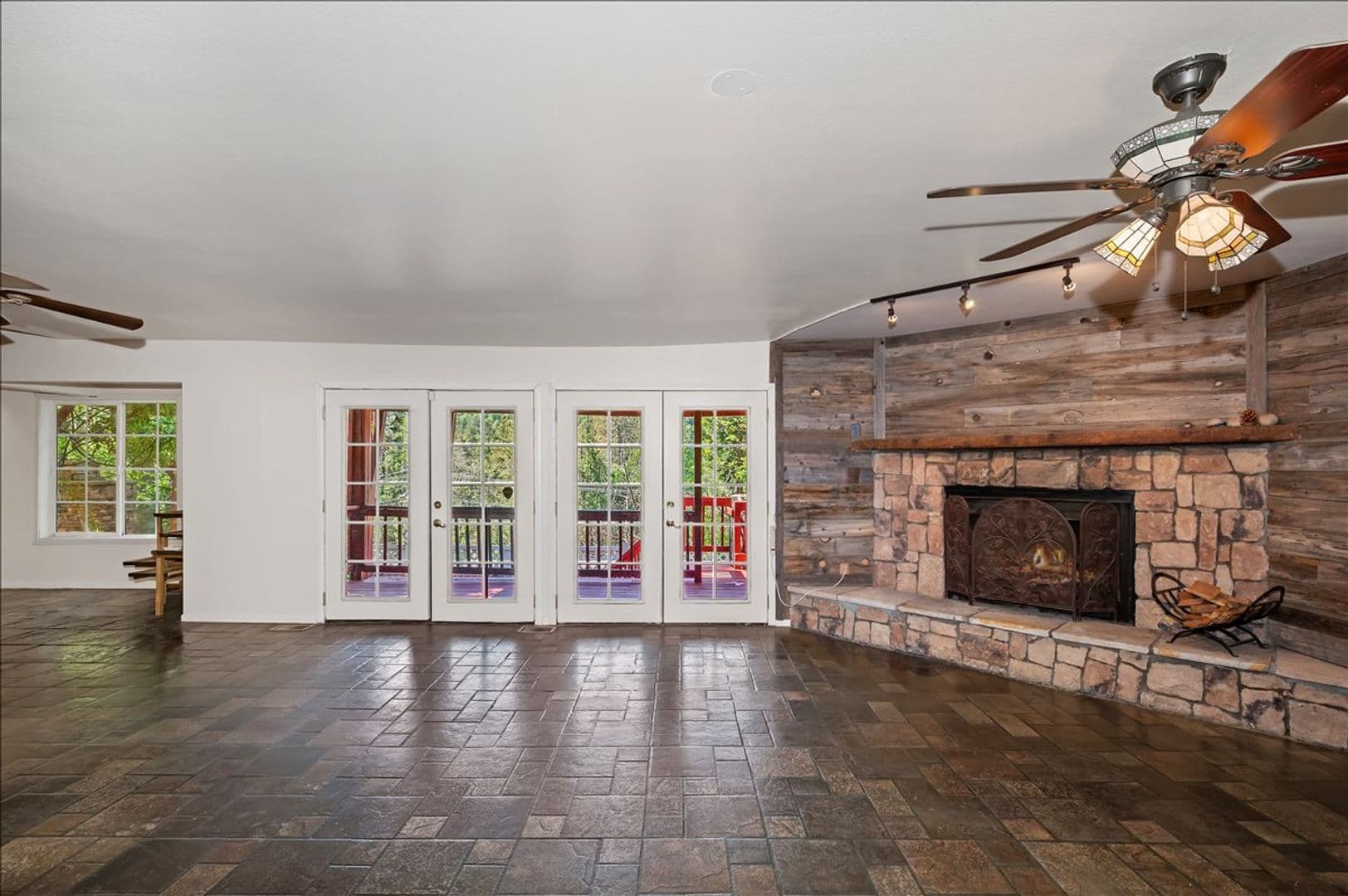 Crestline House: 495 Zuger Ct
