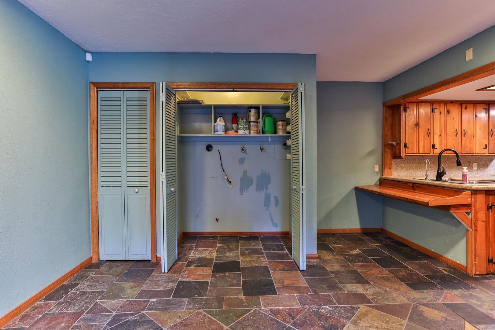 Crestline House: 23747 Shady Ln