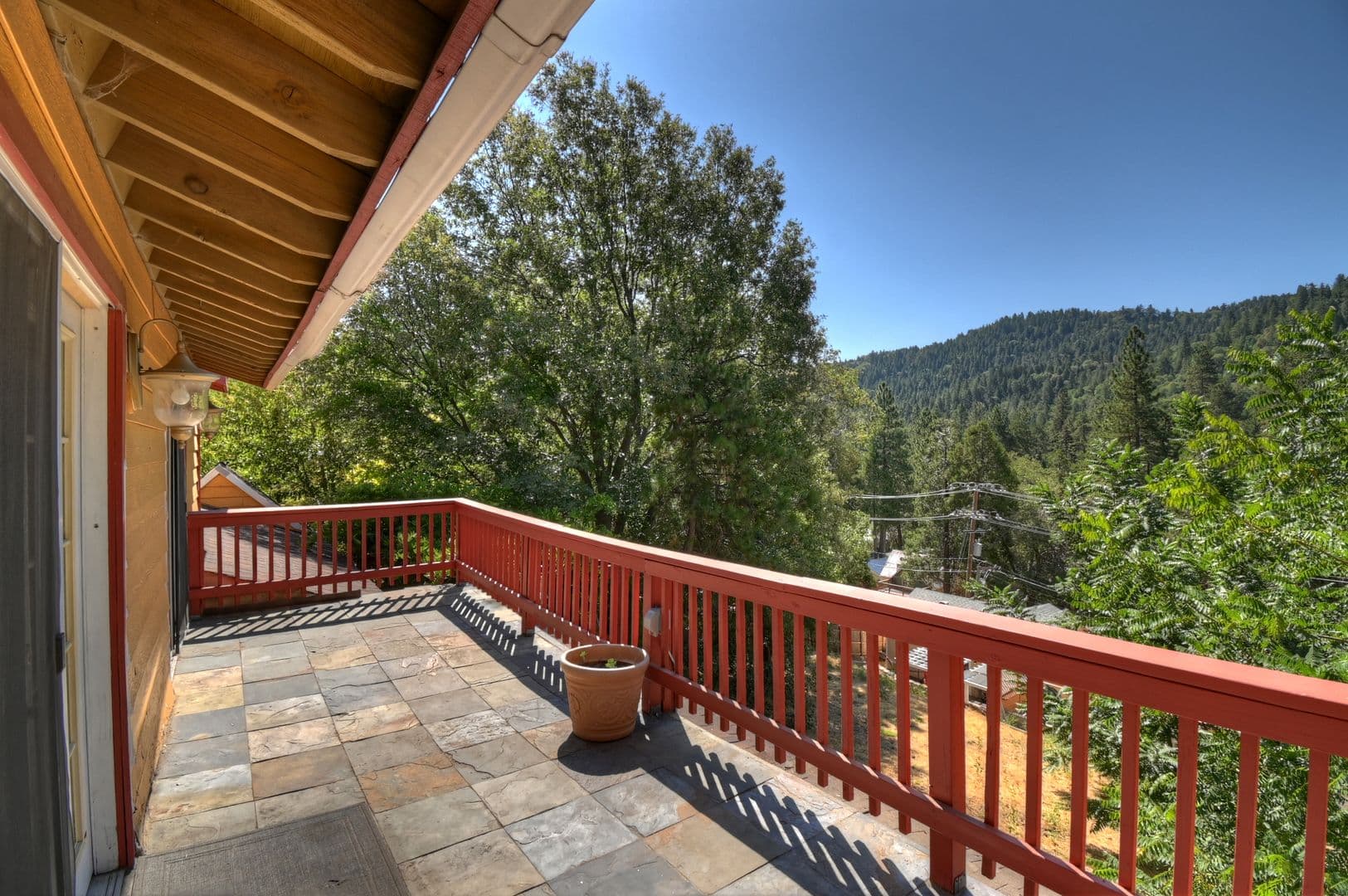 Crestline House: 495 Zuger Ct