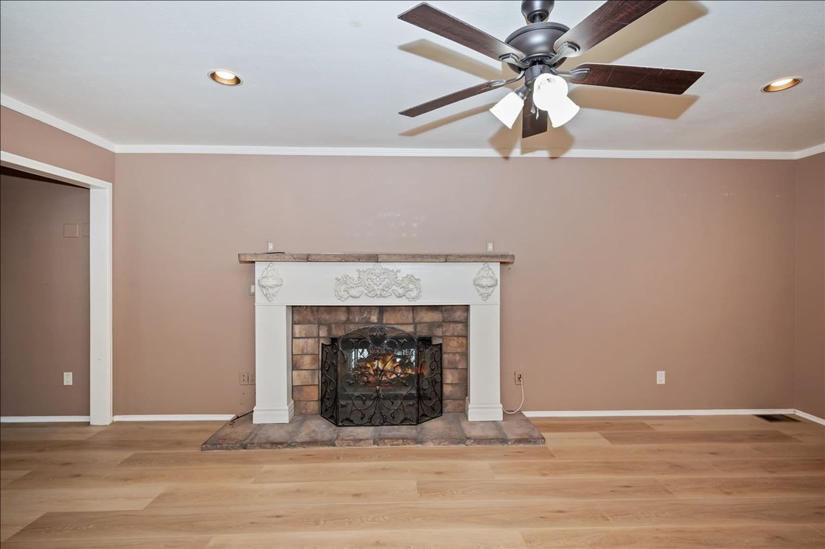 Crestline House: 495 Zuger Ct