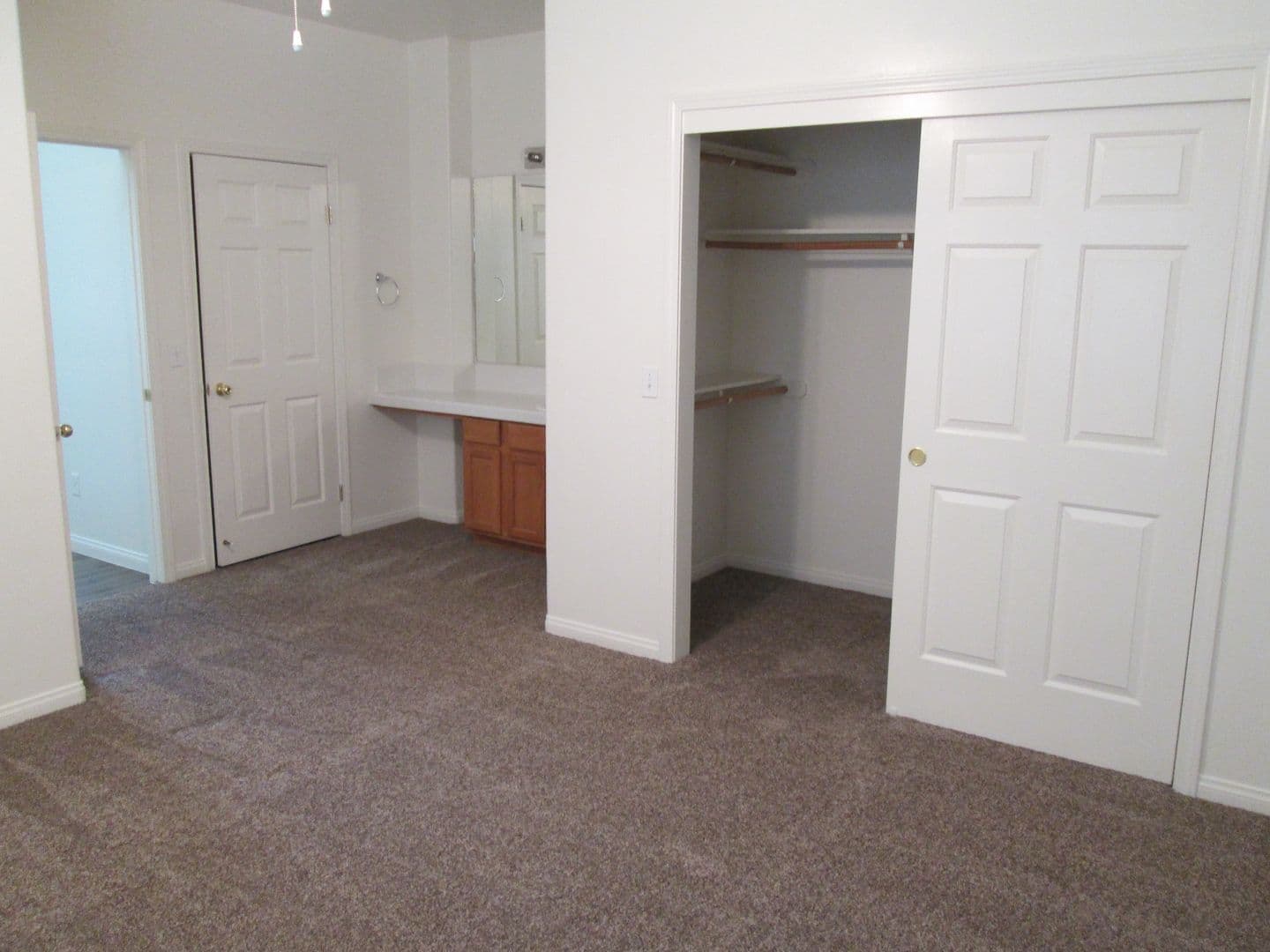 Bakersfield Apartment: 523 Yellow Meadow Court
