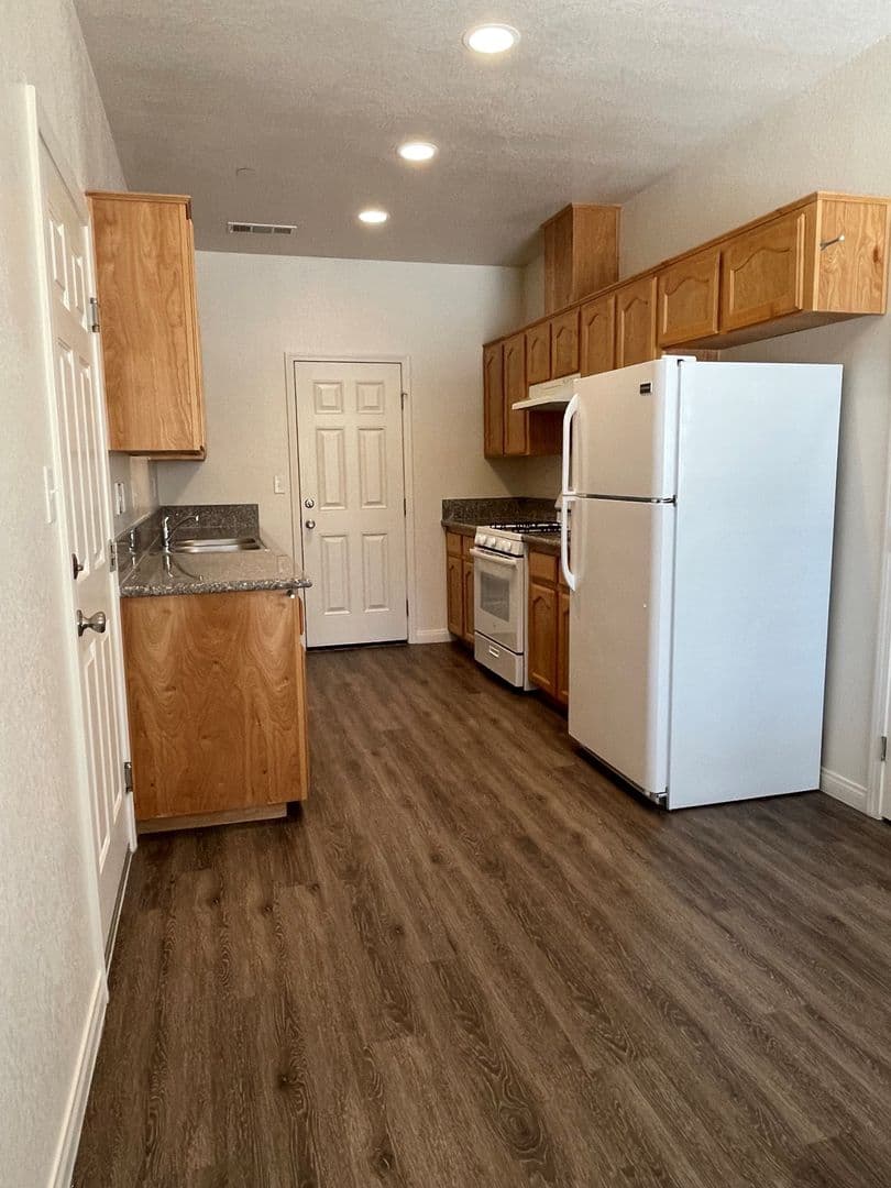 Bakersfield Apartment: 3125 Park Meadows Drive Unit B