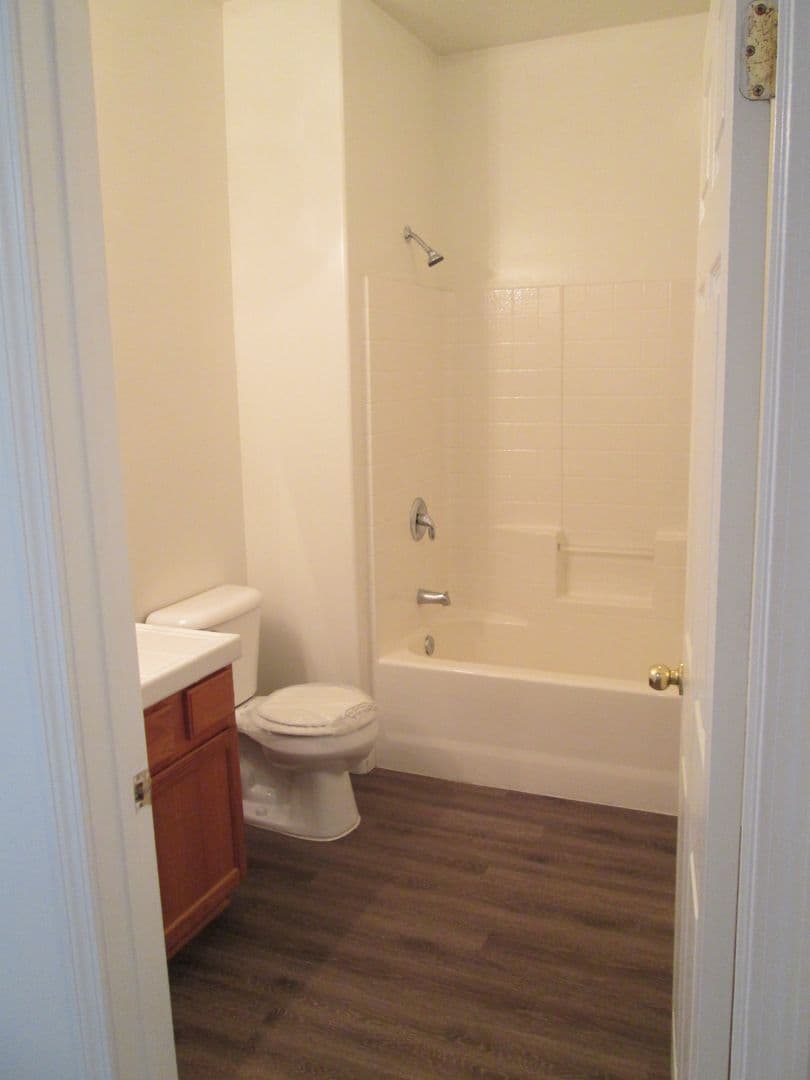 Bakersfield Apartment: 523 Yellow Meadow Court