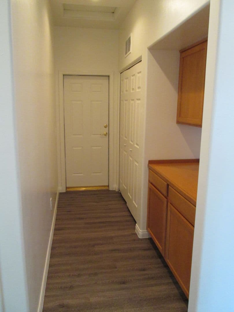 Bakersfield Apartment: 523 Yellow Meadow Court