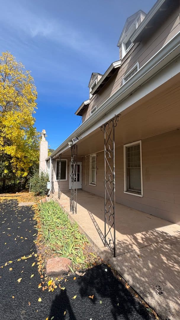Manitou Springs Apartment: 612 High St.