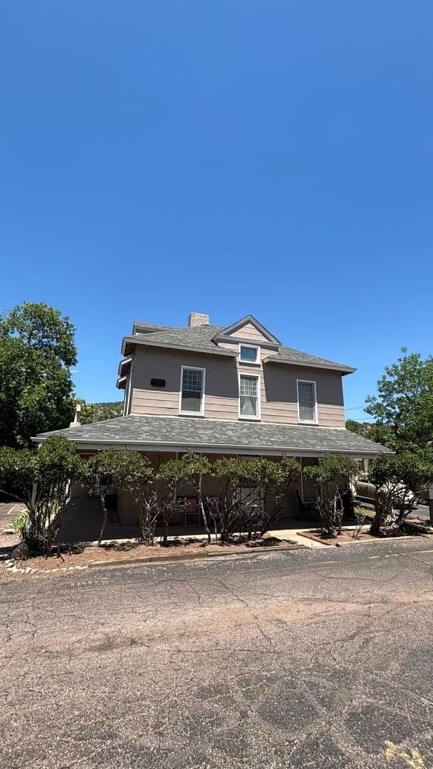 Manitou Springs Apartment: 612 High St.