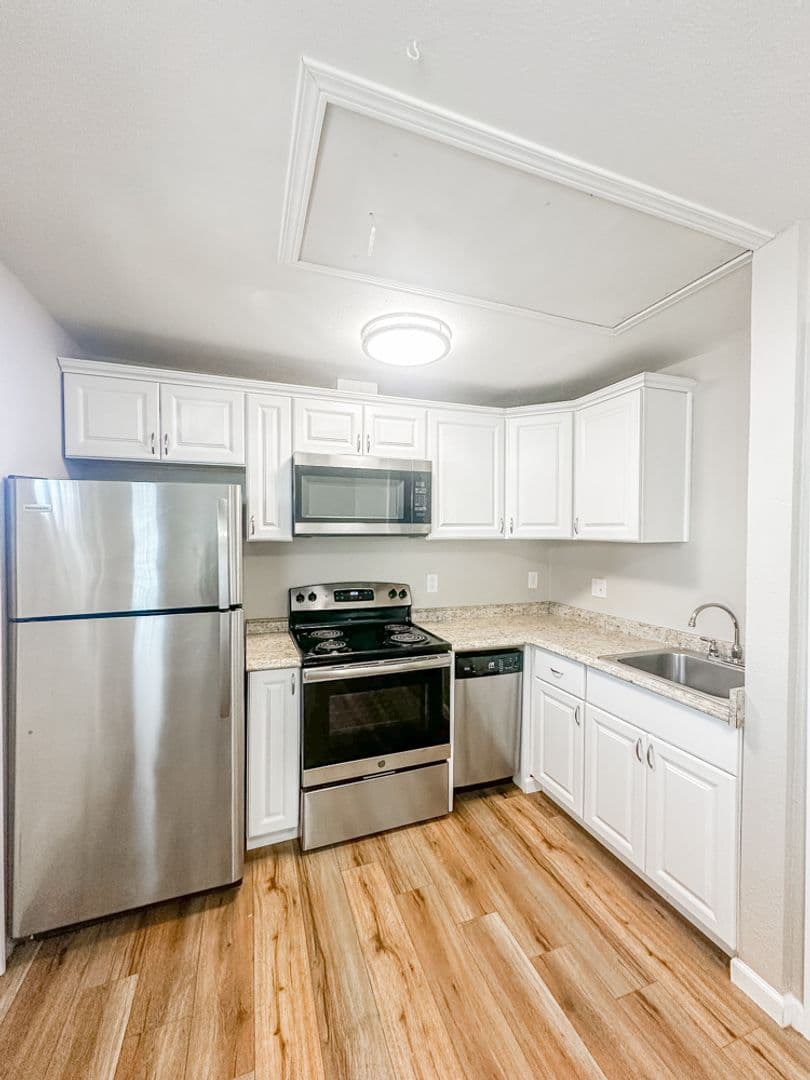 Salem Apartment: 2007 Carleton Way NE
