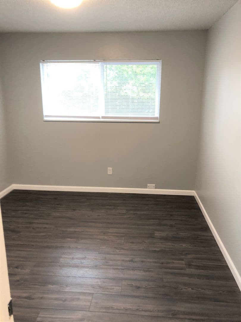Salem Apartment: 1102-1180 Pine St NE