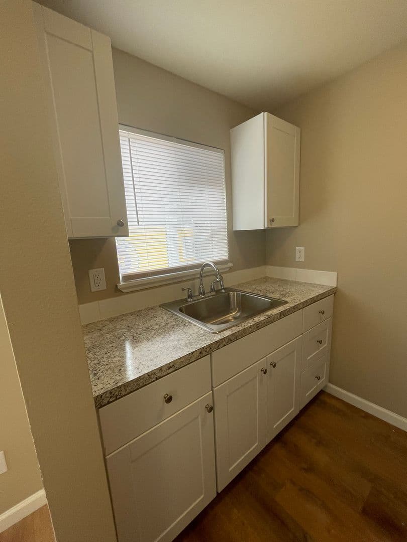 Albany Apartment: 317-325 Main SE & 1146 Salem Rd