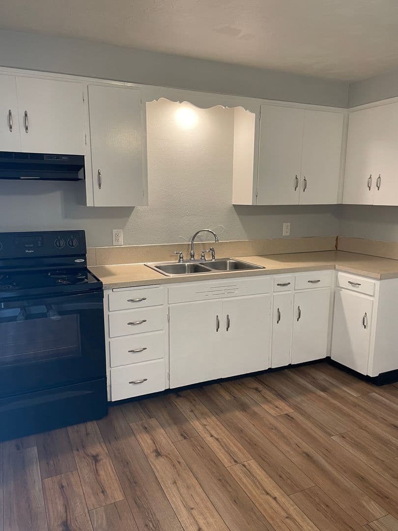 Salem Apartment: 8th Street NW