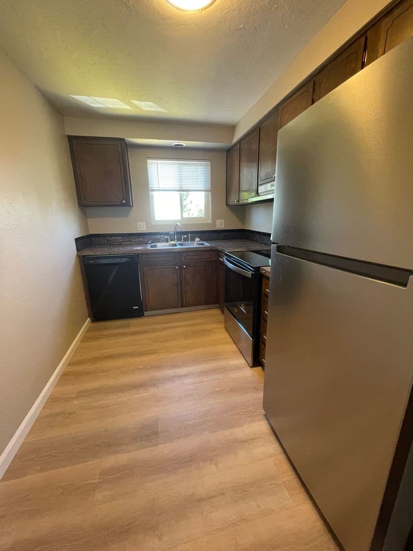 Albany Apartment: 1830 SE Thurston St