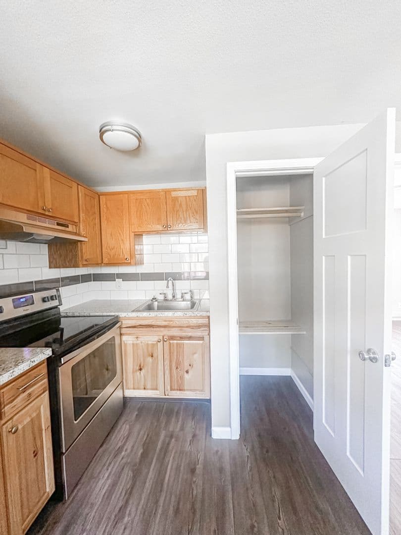 Salem Apartment: 2436-2474 Lee ST SE