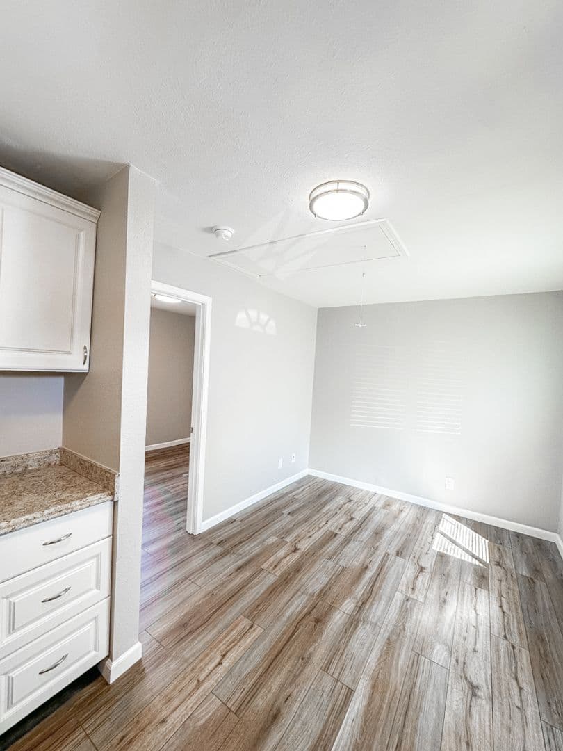 Salem Apartment: 2007 Carleton Way NE