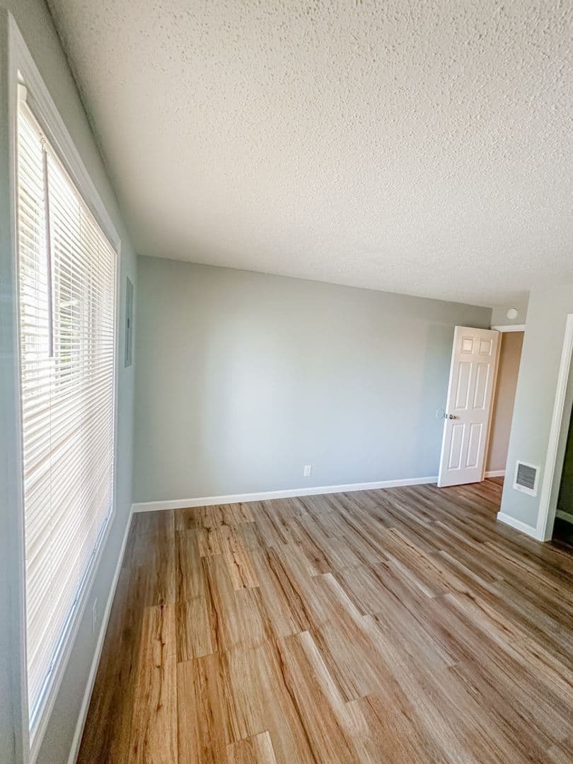 Salem Apartment: 4072 - 4098 Market St NE