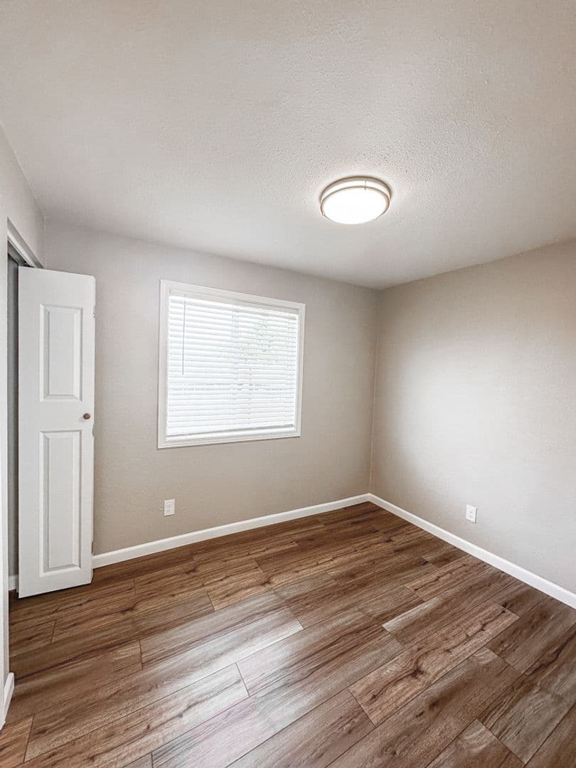Salem Apartment: 2007 Carleton Way NE