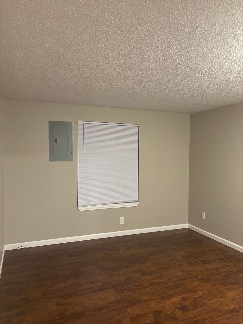 Salem Apartment: 4072 - 4098 Market St NE