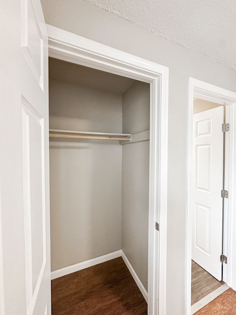 Salem Apartment: 2436-2474 Lee ST SE
