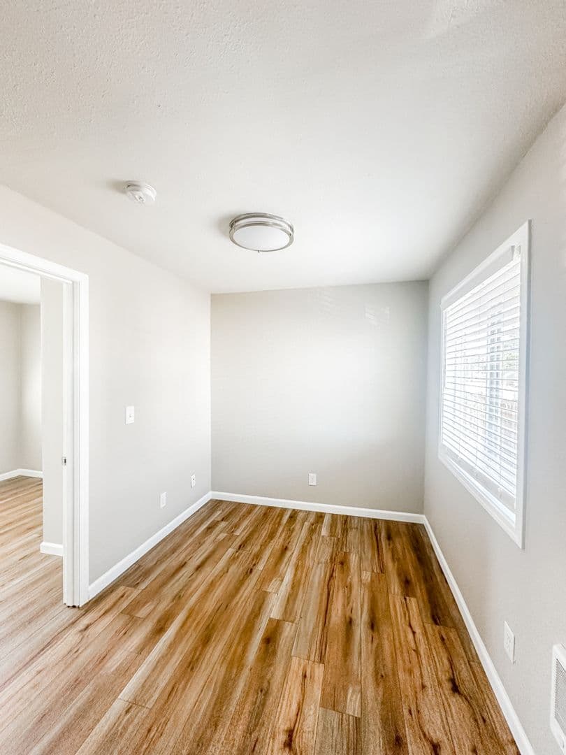Salem Apartment: 2007 Carleton Way NE