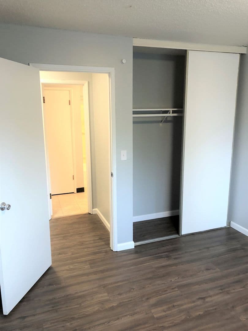Salem Apartment: 1102-1180 Pine St NE