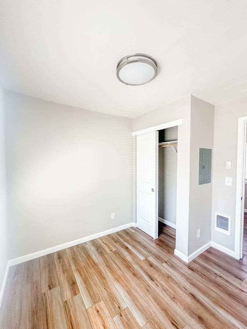 Salem Apartment: 2007 Carleton Way NE
