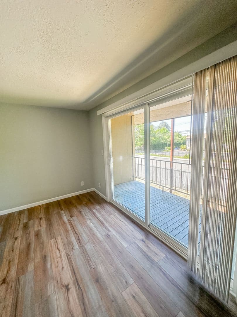 Salem Apartment: 4072 - 4098 Market St NE