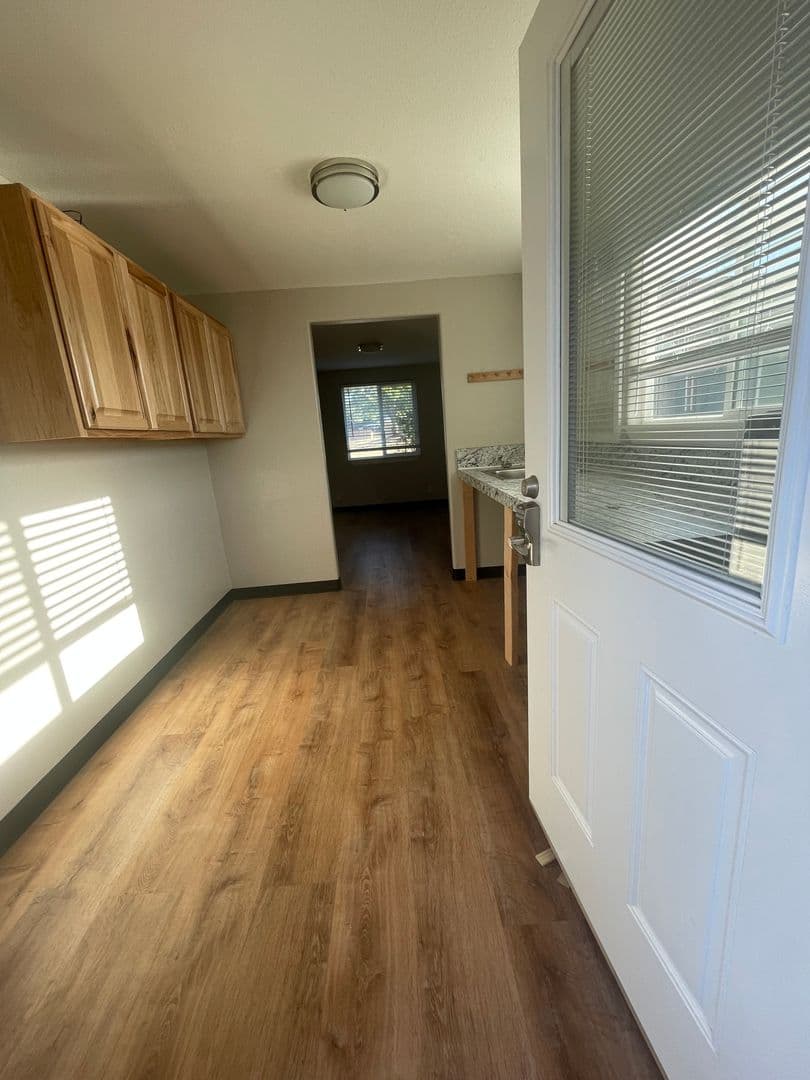 Eugene Apartment: 3659 West 18Th Ave, #6, Office