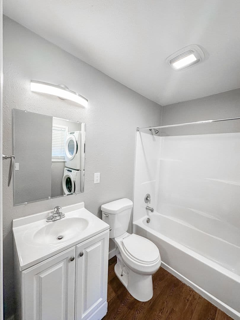 Salem Apartment: 2007 Carleton Way NE