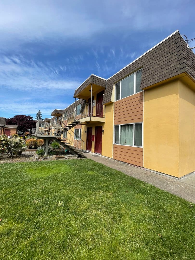 Albany Apartment: 1830 SE Thurston St