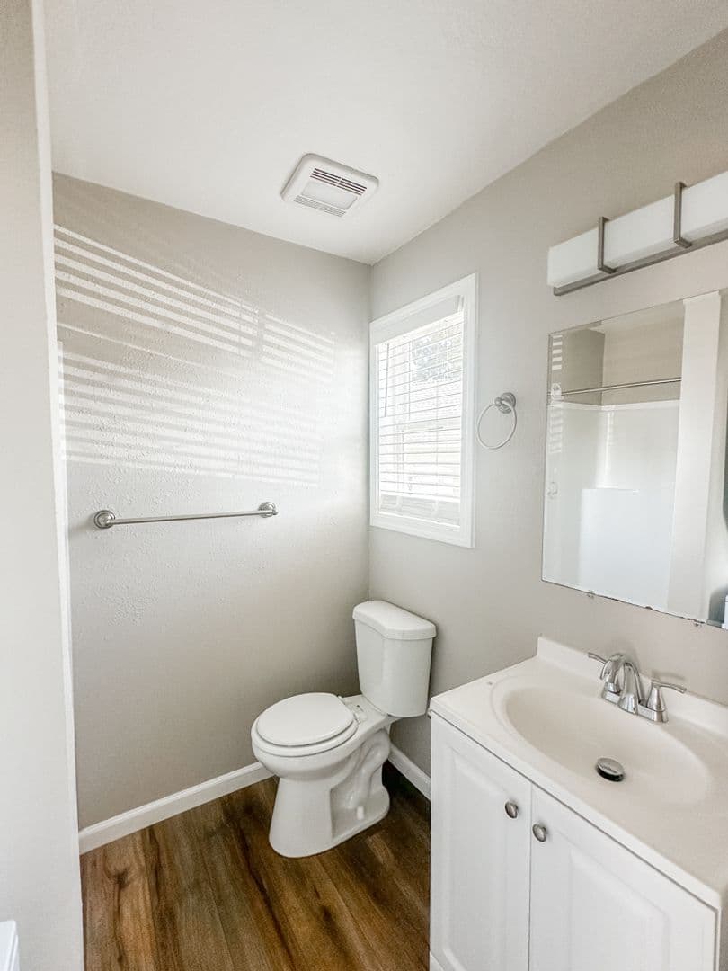 Salem Apartment: 2007 Carleton Way NE
