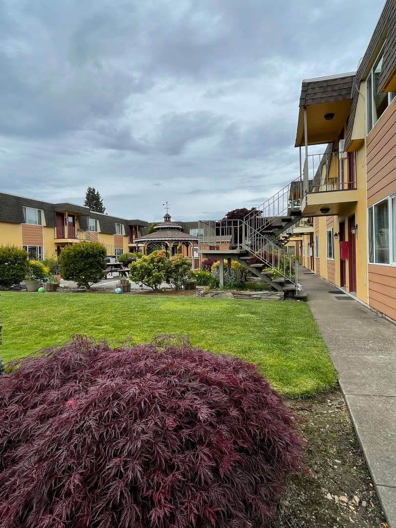 Albany Apartment: 1830 SE Thurston St