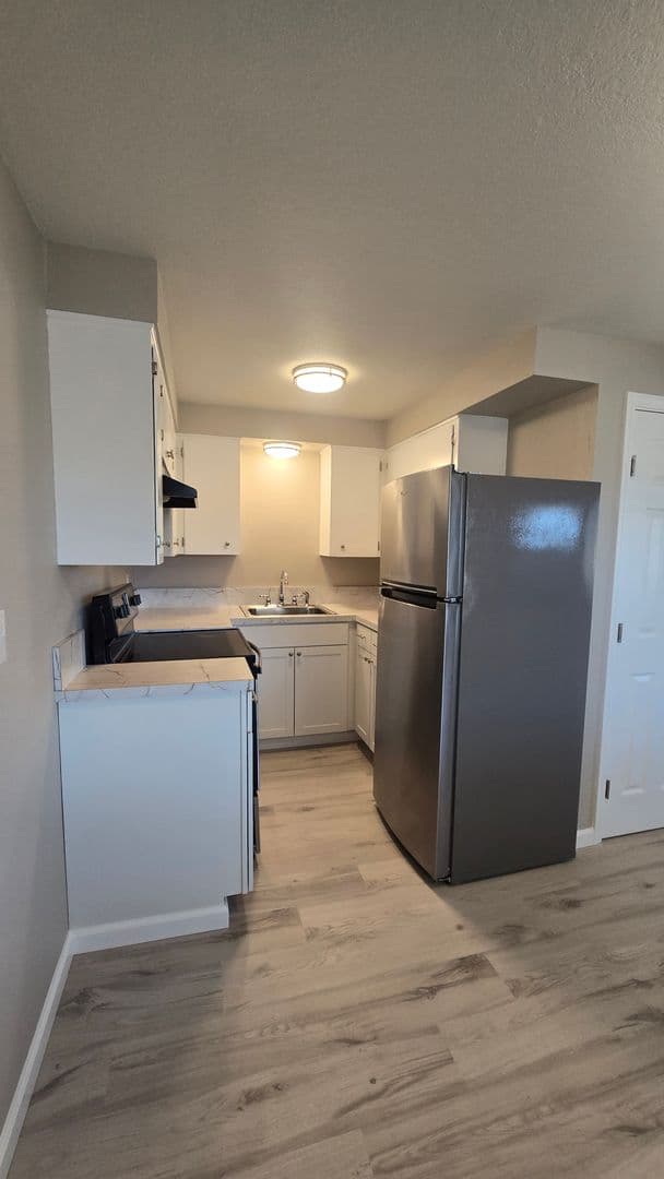 Keizer Apartment: 180 Garland Way N