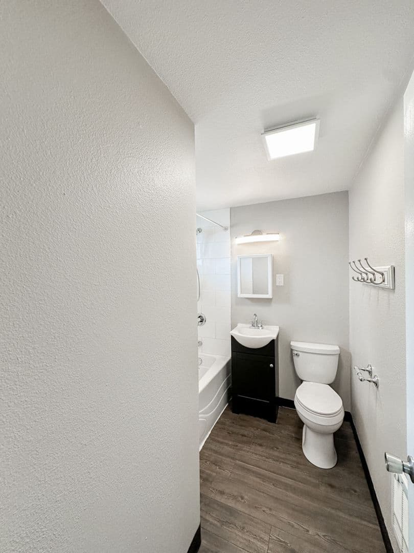 Salem Apartment: 2436-2474 Lee ST SE