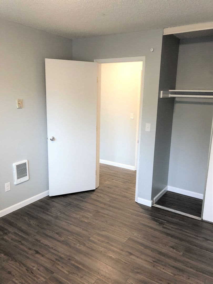 Salem Apartment: 1102-1180 Pine St NE